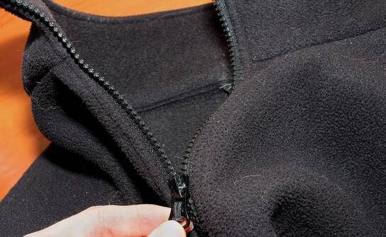Czarna bluza polarowa w terenie — dlaczego krój i detale mają większe znaczenie niż kolor