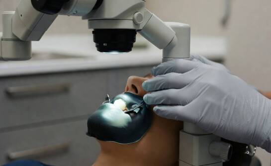 Diagnostyka obrazowa i izolacja pola operacyjnego przed rozpoczęciem procedury endodontycznej w powiększeniu