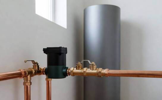 Zasady włączania układu cyrkulacji ciepłej wody do domowej instalacji — umiejscowienie pompy i niezbędnych zaworów