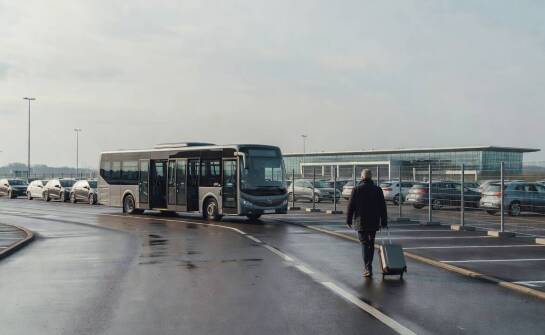 Organizacja postoju na parkingu ekonomicznym P2 — zasady wjazdu, infrastruktura i transfer do terminala