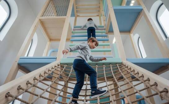 Wyjście klasowe poza szkołę — przebieg warsztatów edukacyjno-ruchowych w przestrzeni sali zabaw