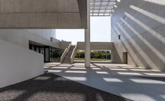 Starzenie się materiałów w przestrzeni publicznej i prywatnej — jak beton architektoniczny obniża wieloletnie koszty utrzymania