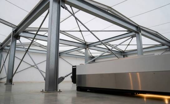 Produkcja pod plandeką — które parametry konstrukcji warunkują bezpieczne działanie maszyn i komfort pracowników