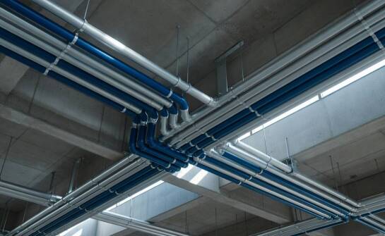 Aluminium, stal czy tworzywo — jak dobrać materiał rurociągu sprężonego powietrza do specyfiki produkcji
