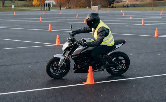 Zanim wsiądziesz na motocykl — jak przebrnąć przez formalności, PKK i etapy szkolenia na kategorię A