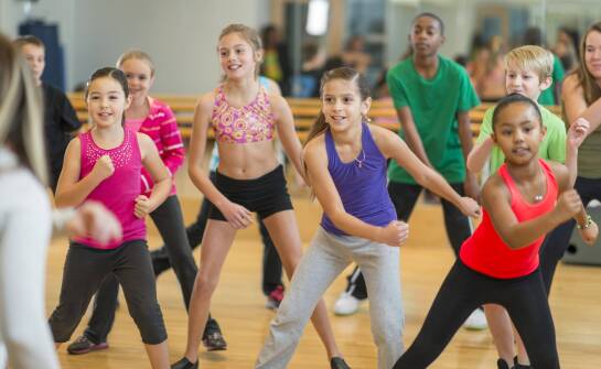 Zumba dla dzieci — dlaczego dynamiczny trening przy muzyce ułatwia budowanie pewności siebie