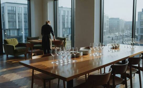 Przestrzeń, dojazd i harmonogram — logistyczne wyzwania przy planowaniu spotkania w miejskiej restauracji