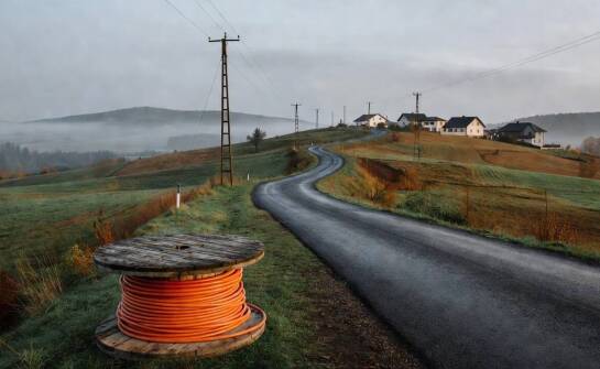 Od czego zależy fizyczna dostępność infrastruktury światłowodowej w uwarunkowaniach topograficznych Skoczowa i okolic