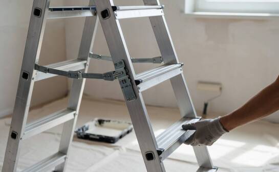 Mechanika i rozkład obciążeń — jak liczba segmentów zmienia parametry pracy drabin z mechanizmem przegubowym