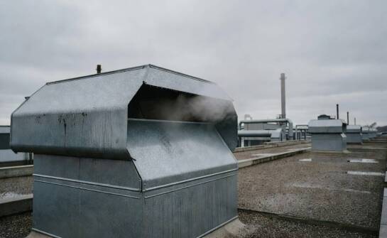 Jak agresywne środowisko przemysłowe i zapylenie degradują mechanikę urządzeń wywiewnych na dachach hal