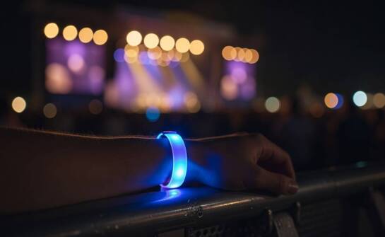 Wpływ technologii świecenia na widoczność opasek podczas nocnych wydarzeń plenerowych