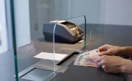 Procedury i formalności przy okienku — jak przygotować się do standardowej wymiany walut obcych