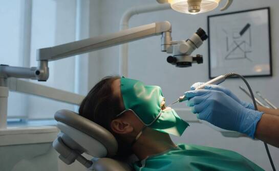 Przebieg procedury endodontycznej — od izolacji pola zabiegowego po ostateczne uszczelnienie korzenia zęba