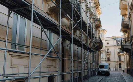 Jakie formalności i zasady bezpieczeństwa decydują o montażu rusztowania przy elewacji we Wrocławiu