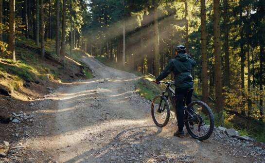 Jak zaplanować jednodniową trasę górską na e-bike'u — analiza nawierzchni, przewyższeń i typu zawieszenia