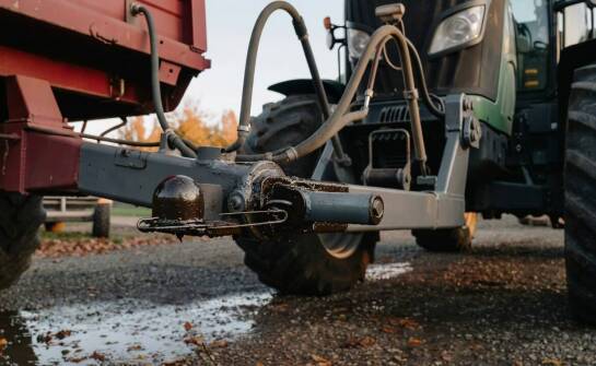 Mechanika luzów roboczych i szarpania — jak technologia łączenia wpływa na przeciążenia napędu