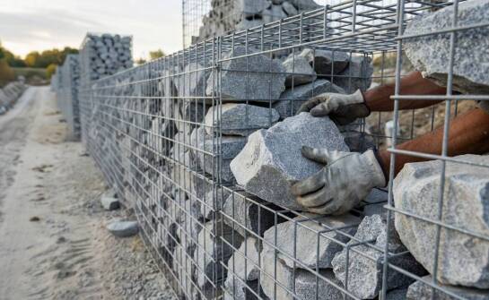 Mechanika klinowania w gabionach — jak kształt i frakcja materiału decydują o stabilności konstrukcji