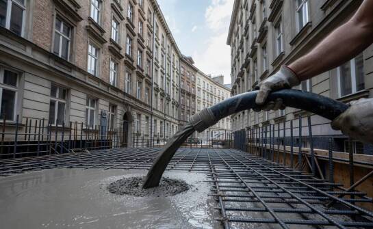 Jakie cechy mieszanki decydują o bezpiecznym betonowaniu w gęstej zabudowie miejskiej