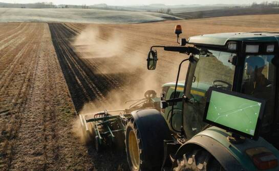 Jak nawigacja GPS w ciągnikach John Deere poprawia prowadzenie przy siewie pasowym