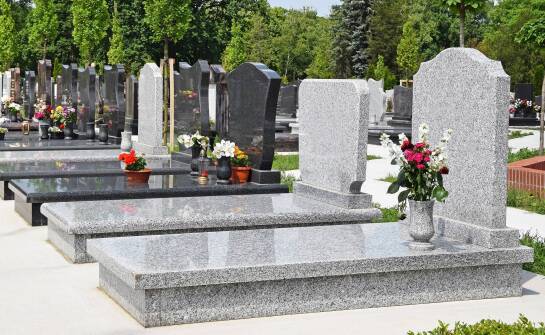 Jak powstaje nagrobek granitowy: od rozmowy o projekcie do montażu na cmentarzu