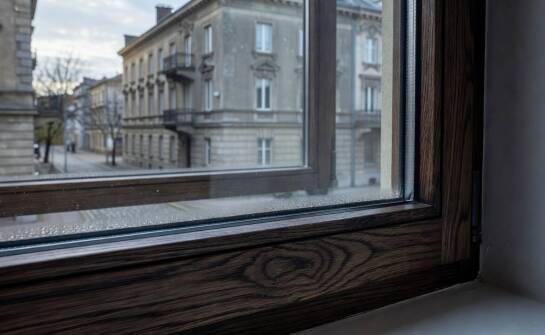 Co w miejskim klimacie najbardziej obciąża drewniane okna trzyszybowe
