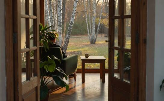 Dzień w stacjonarnej terapii uzależnień — co dzieje się między poranną oceną a wieczornym wyciszeniem