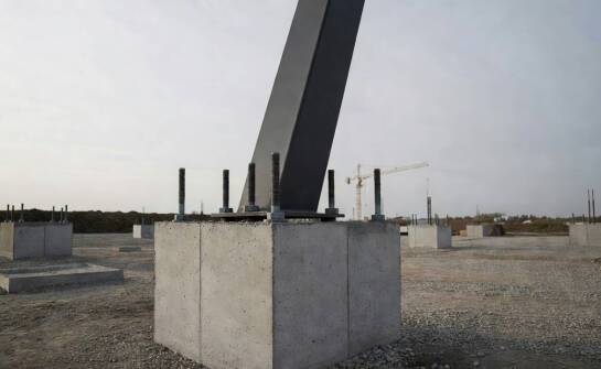 Kiedy konstrukcja stalowa skraca harmonogram inwestycji, a kiedy ograniczają ją fundamenty