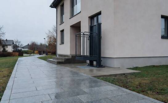 Przygotowanie domu i działki pod montaż zewnętrznej windy dla osoby o ograniczonej mobilności