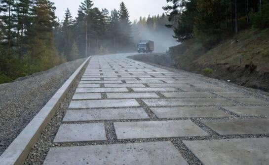 Dlaczego betonowe elementy są ważne przy utwardzaniu dróg, zjazdów i placów na terenach podgórskich