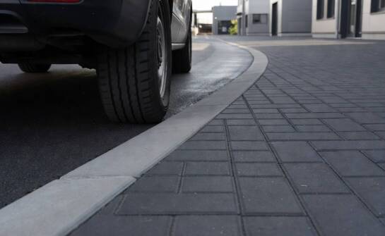 Jak zaplanować strefę najazdu dla dostaw, gdy nawierzchnia łączy parking z drogą techniczną