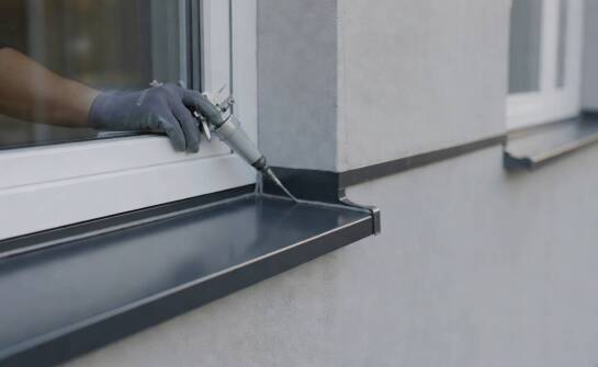Kiedy stalowy parapet zewnętrzny wymaga dopasowania do okna PCV i ocieplenia ściany