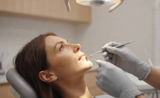 Krwawienie dziąseł, recesje i rozchwianie zębów — sygnały do oceny periodontologicznej