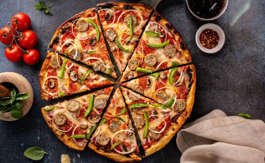 Mechanizmy miejskich dostaw gastronomicznych — jak strefy i godziny szczytu kształtują realny czas oczekiwania na posiłek