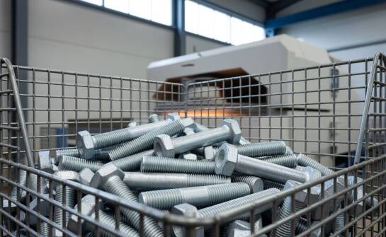 Cynkowanie standardowe a wysokotemperaturowe — jak temperatura i siła odśrodkowa wpływają na powłokę