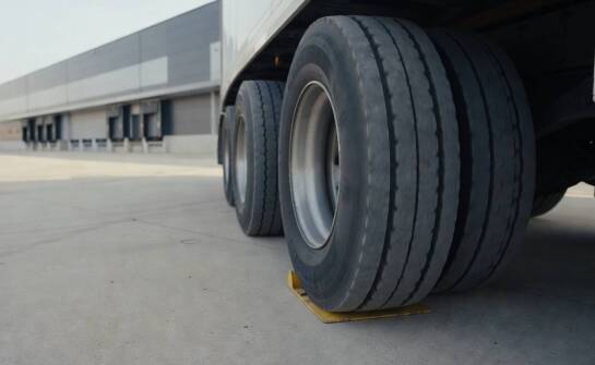 Dlaczego centra logistyczne wokół Nadarzyna przyspieszają zużycie opon w ciężarówkach
