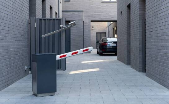 Jak szlaban, blokada i automatyka bram współpracują w ciasnej miejskiej przestrzeni