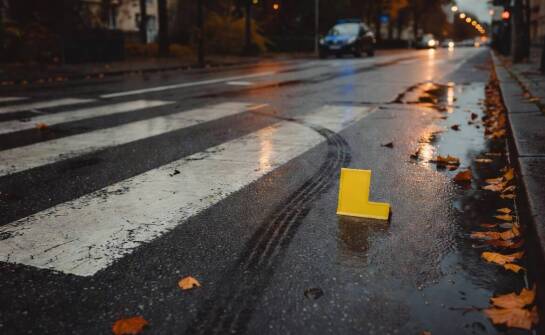 Po potrąceniu pieszego na pasach — jakie dowody decydują o odpowiedzialności i świadczeniach