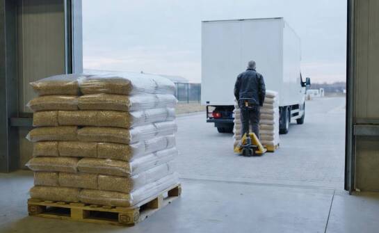 Jak miejska infrastruktura zmienia dostępność pelletu i organizację dostaw dla odbiorców