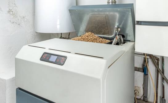 Jak urządzenie z płaszczem wodnym współpracuje z instalacją CO i jakie warunki trzeba przewidzieć przed montażem