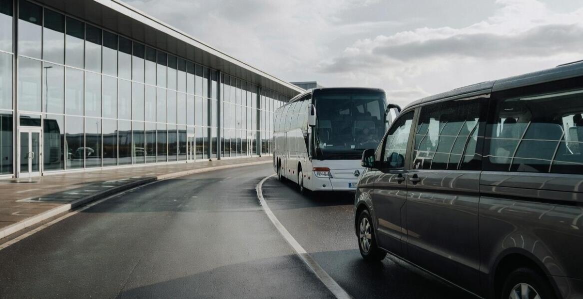 Jak porównać cennik autokaru i busa, gdy grupa nie zapełnia dużego pojazdu