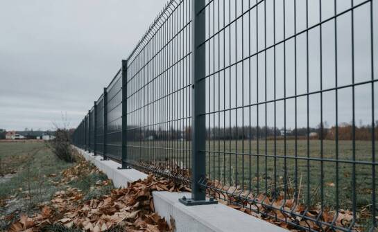 Dlaczego ogrodzenie panelowe w Poznaniu zużywa się inaczej niż na osłoniętej działce