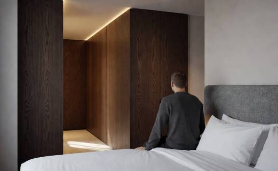 Jak materiały i konstrukcja mebli hotelowych wpływają na ciszę oraz prywatność gości w pokoju
