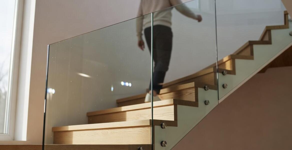Jakie parametry szkła i wykonania decydują o bezpieczeństwie balustrady w budynku mieszkalnym