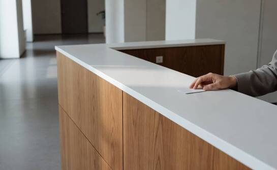 Jak trwałość HPL, forniru, solid surface i linoleum wpływa na koszty utrzymania w obiektach publicznych