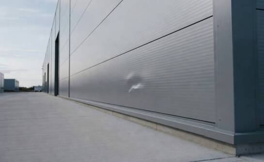 Uszkodzona płyta warstwowa w hali — kiedy naprawa miejscowa ma sens, a kiedy wymiana