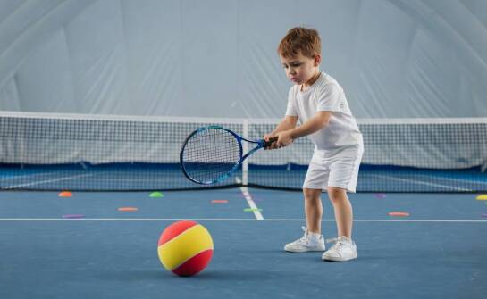 Pierwsze 30 minut na korcie krytym — jak trener układa tenis dla przedszkolaka bez przeciążenia