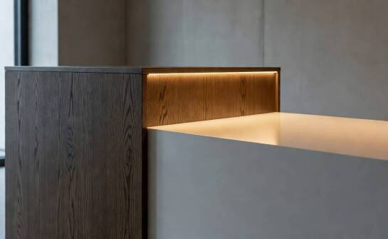 Jak światło dzienne i LED zmieniają odbiór HPL, forniru i solid surface