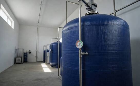 Jak chemizm wody i materiał zbiornika ciśnieniowego wpływają na trwałość układu uzdatniania