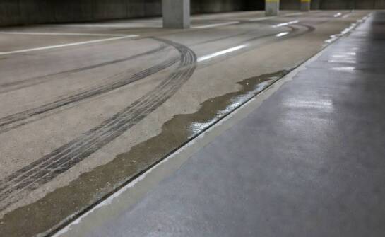 Dlaczego naprawy w parkingach i logistyce muszą uwzględniać sól, oleje i skręty kół