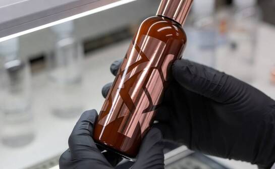 Jak dobrać powierzchnię opakowania PET i RPET pod trwały metaliczny efekt dekoracji